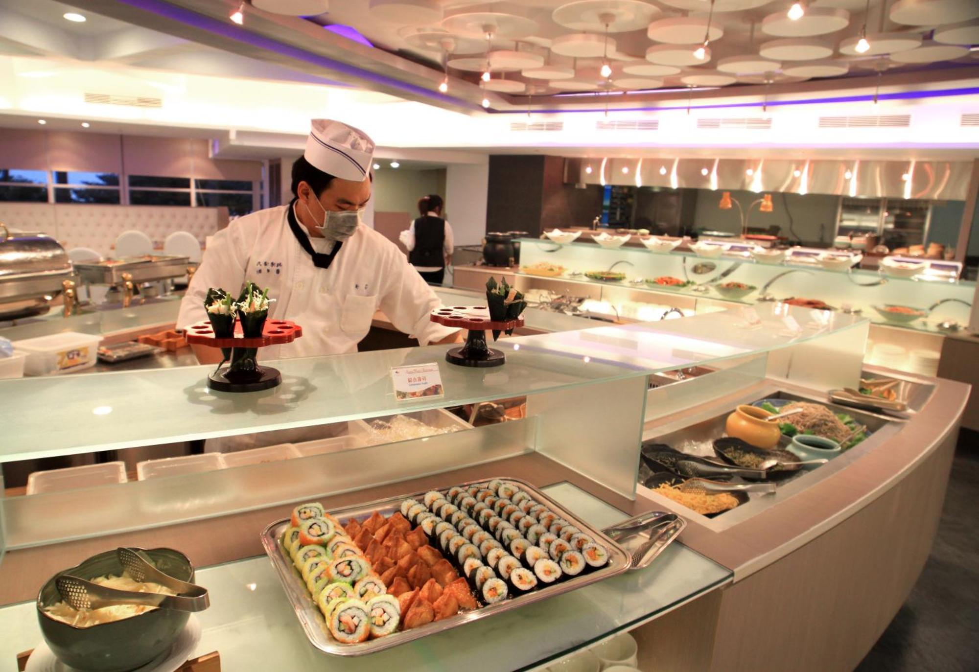 Chateau Beach Resort Kenting Étterem fotó A sushi chef at work